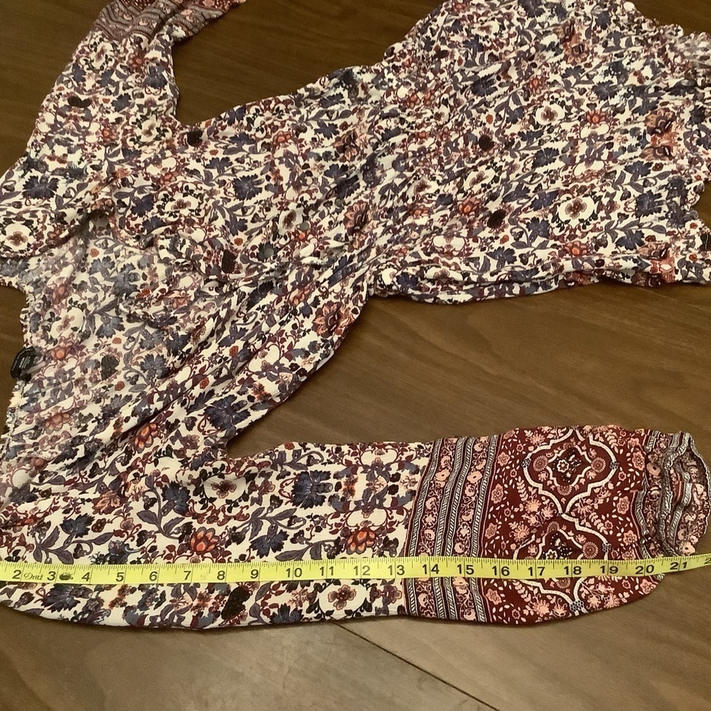 ⸻
American Eagle Boho Floral Romper • Women’s Medium - Picture 5 of 9